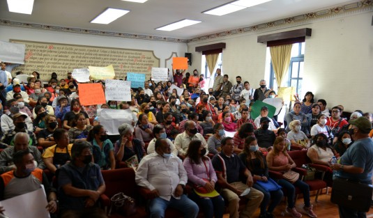 Como cada quincena, Juan Piedra y su agremiados llegan a Palacio municipal para pedir sus supuestos apoyos.  En esta ocasión sus seguidores portaban cartulinas con la leyenda Nuestro Total Apoyo Para Dirigente, y es que Piedra ahora se candidatea para líder seccional de Morena para las próximas elecciones. 