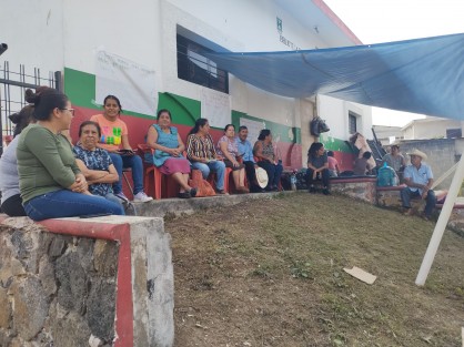 Un grupo de habitantes del municipio de Tlaltetela mantienen un plantón en las afueras de la Biblioteca municipal, pues se oponen a la construcción de una sucursal del Banco del Bienestar, el cual se pretende quede instalado en el área verde de este recinto cultural.
