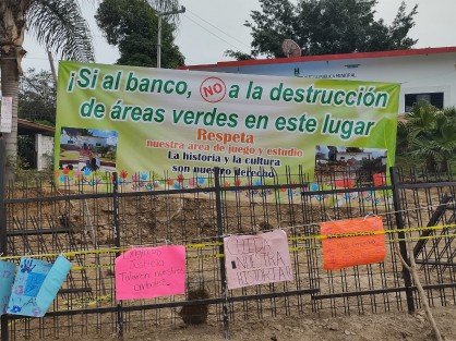Dicen no oponerse a la instalación del banco, pero piden que no se afecte este inmueble, por lo que proponen la construcción se haga por ejemplo en la antigua compra de café o afuera el salón ejidal, el cual tiene espacio para estacionamiento.