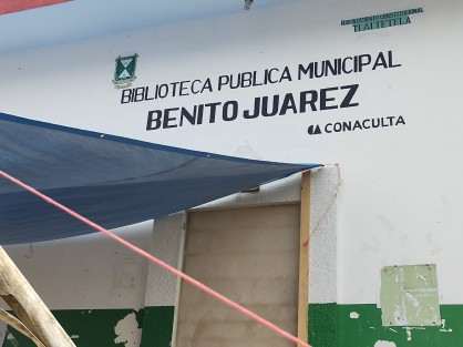 Un grupo de ejidatarios y el Comité del Comisariado Ejidal decidieron instalar este banco en ese lugar; hace un mes hicieron la donación y en el acta de cabildo quedó asentado no iban a dañar el inmueble ni mover el área perimetral, pero ya quitaron los escalones, la malla y además clausuraron la puerta principal y abrieron otra para por la parte trasera de esta biblioteca.