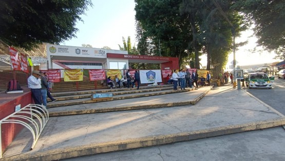 Las instalaciones de la Secretaría de Educación de Veracruz (SEV) fueron tomadas por integrantes del Sindicato Veracruzano de Trabajadores del Sector Educativo (Sivetse), inconformes por  la falta de compromiso al pliego petitorio pactado en reuniones previas con personal de la Oficialía Mayor y los diferentes niveles educativos.