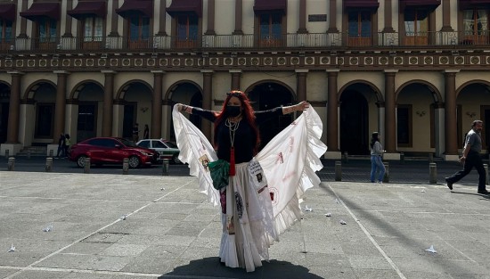 La feminista Wendy López Hernández realizó un performance frente a Palacio de Gobierno con el que denunció que han aumentado las desapariciones de mujeres en Veracruz y en todo el país. 