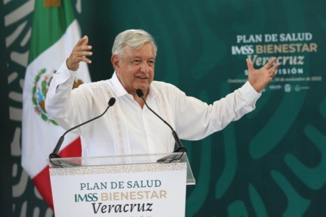 El Presidente informó además que se está resolviendo el problema de la escasez de medicamentos al realizar las compras de los fármacos en el extranjero.Sin embargo, admitió que el problema que no se ha resuelto es la falta de médicos y especialistas. 