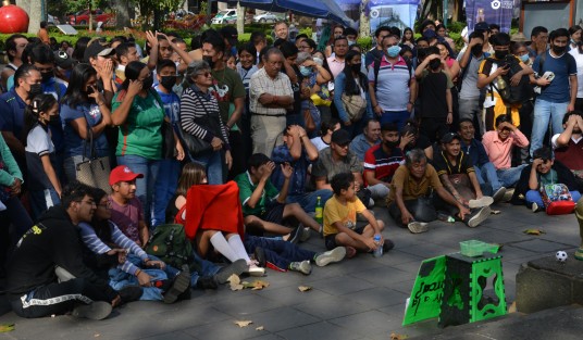 Vestidos con playeras verdes y distintivos de la Selección Mexicana, algunos jóvenes se va volvieron a reunir en el parque Juárez de la ciudad de Xalapa y por 97 minutos se ilusionaron de ver pasar a la selección Mexicana al cuarto partido, pero la combinación de resultados en el otro partido del grupo, lo dejaron fuera.