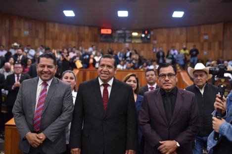 Con honradez y transparencia, la política agropecuaria del gobierno estatal beneficia directamente a mujeres y hombres productores, con programas, apoyos, asistencia técnica y capacitación, aseveró el titular de la Secretaría de Desarrollo Agropecuario, Rural y Pesca (Sedarpa), Evaristo Ovando Ramírez, al presentarse ante esta Soberanía con motivo de la glosa del Cuarto Informe de Gobierno.