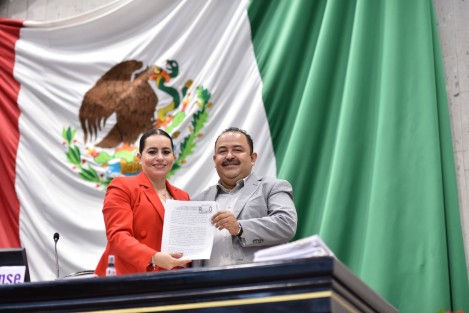 El diputado Juan Enrique Santos Mendoza presentó ante el Pleno de la LXVI Legislatura una iniciativa que reforma diversas disposiciones de la Ley de Educación del estado de Veracruz con el objetivo de contribuir, desde la formación de niñas, niños y jóvenes, a la erradicación de la violencia contra las mujeres.