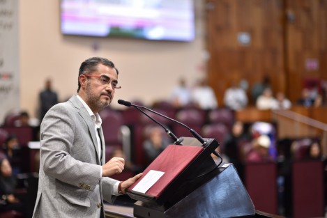 El diputado Luis Antonio Luna Rosales hizo un llamado a las diputadas y los diputados de la LXVI Legislatura a estar presentes y participar durante el desarrollo de las comparecencias de los titulares de despacho, que acuden a este Congreso como parte de un ejercicio democrático de rendición de cuentas de la Glosa del IV Informe de Gobierno.