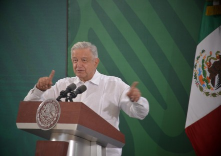 En su mañanera desde el Puerto de Veracruz, el mandatario federal destacó el buen trabajo del gobernador de este estado a diferencia de sus antecesores que tenían una desigualdad social, pues tenían un estado rico con pueblo pobre.
