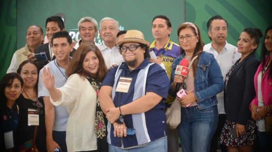 El Presidente de la República, Andrés Manuel López Obrador, se tomó la foto con los reporteros jarochos.