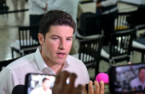 ¿Para qué pelearse?, respondió el gobernador de Nuevo León, Samuel García al cuestionarle sobre el  proyecto de llevar agua del río Pánuco a Monterrey, pues el mismo sólo está en papel, y es asunto de CONAGUA, no entre estados, agregó. Foto: