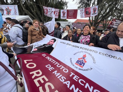 Como en antiguos tiempos, este día se vivió un ambiente de fiesta a las afueras del Congreso del Estado, que  reunió simpatizantes del funcionario compareciente ante la Legislatura Estatal, en este caso, el Secretario de Educación, Zenyazen Escobar. 