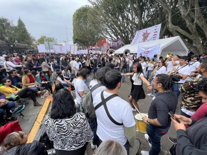 Como en antiguos tiempos, este día se vivió un ambiente de fiesta a las afueras del Congreso del Estado, que  reunió simpatizantes del funcionario compareciente ante la Legislatura Estatal, en este caso, el Secretario de Educación, Zenyazen Escobar. 
