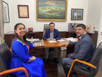 El Gobernador Cuitláhuac García se reunió con el secretario, Zenyanzen Escobar, y la Oficial Mayor de la Secretaría de Educación, para signar los oficios de requerimientos de la SEP para que los recursos del pago de la nómina, aguinaldos, retroactivos y aumentos de salario en diciembre de todo el magisterio salgan de acuerdo a lo programado. 