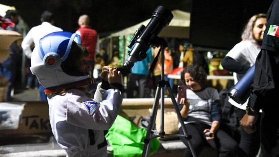 Las familias xalapeñas disfrutaron de La Noche de las Estrellas, donde a través de charlas, talleres y el uso de telescopios profesionales, se impulsa el conocimiento científico en el municipio. Tal evento sel levó a cabo en  en 25 países del mundo y las 32 entidades de México.