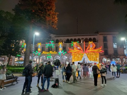 Pese a no iniciar aún las vacaciones de fin de año, el centro histórico de Xalapa luce con mucha afluencia de personas. Decenas visitan la decoración navideña colocada en el parque Juárez por el Ayuntamiento de Xalapa.  