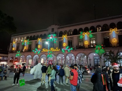 Pese a no iniciar aún las vacaciones de fin de año, el centro histórico de Xalapa luce con mucha afluencia de personas. Decenas visitan la decoración navideña colocada en el parque Juárez por el Ayuntamiento de Xalapa.  