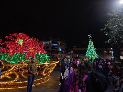 Pese a no iniciar aún las vacaciones de fin de año, el centro histórico de Xalapa luce con mucha afluencia de personas. Decenas visitan la decoración navideña colocada en el parque Juárez por el Ayuntamiento de Xalapa.  
