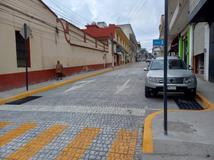 Aunque las obras en las calles Nogueira y Diego Leño (primera cuadra) están prácticamente concluidas, la circulación aún permanece cerrada debido a las obras que se hacen en el cruce con Murillo Vidal.  Otro poco de paciencia...