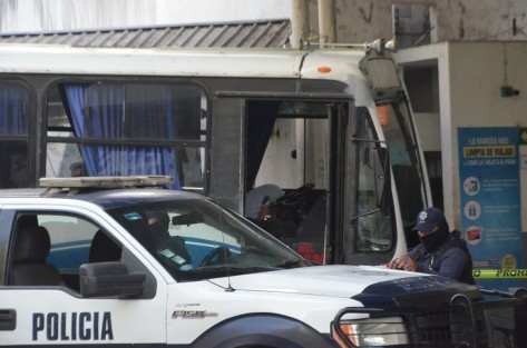 Un hombre identificado como policía del IPAX, asesinó con su arma de cargo al conductor de un autobús de pasajeros que se encontraba estacionado en el andén número 7 de la terminal de segunda clase ubicado en la zona centro de la ciudad de Tlapacoyan. 