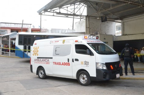 Un hombre identificado como policía del IPAX, asesinó con su arma de cargo al conductor de un autobús de pasajeros que se encontraba estacionado en el andén número 7 de la terminal de segunda clase ubicado en la zona centro de la ciudad de Tlapacoyan. 