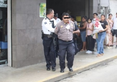 Tras un importante operativo policiaco y de investigación, los uniformados lograron dar con el paradero del responsable, quien se identificó como elemento del IPAX asignado al Super 2000, quien abandonó su lugar de servicio para atentar contra la vida del conductor del autobús.