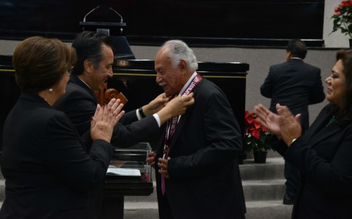 En el Palacio Legislativo, el gobernador Cuitláhuac García entregó la medalla y diploma Adolfo Ruiz Cortines, al académico y divulgador científico Manuel Ángel Gómez Cruz, promotor y fundador de diversos programas y centros de investigación, así como de la red de investigación en hortalizas, flores y frutas.