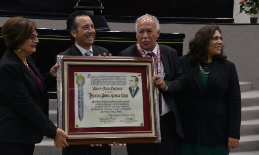 En el Palacio Legislativo, el gobernador Cuitláhuac García entregó la medalla y diploma Adolfo Ruiz Cortines, al académico y divulgador científico Manuel Ángel Gómez Cruz, promotor y fundador de diversos programas y centros de investigación, así como de la red de investigación en hortalizas, flores y frutas.