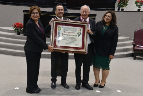 En Veracruz reconocemos con mucho honor a quienes cuidan de nuestra salud contra intereses transnacionales, expresó el gobernador Cuitláhuac García Jiménez. 