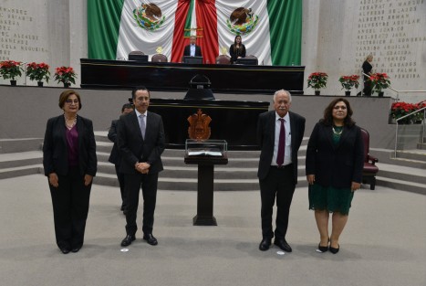 En sesión solemne de la LXVI Legislatura, el gobernador agradeció al galardonado su contribución a una de las actividades que permiten que comamos todos, con una visión de desarrollo rural, celebrando que mediante su labor haga referencia a la discusión de la reforma a Ley General de Salud en el Senado.