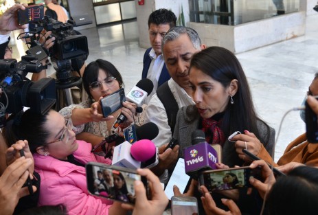 La Fiscal General, Verónica Hernández hizo un llamado a las veracruzanas, instando a no confiar a ofertas y regalos que se hacen en redes sociales y también tener precauciones incluso con mujeres. Señaló que no sólo varones incurren en el delito de feminicidio, también las mujeres, tal y como ocurrió con los casos de Rosa Isela y la niña Yesenia este fin de semana.
