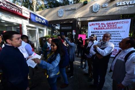  Trabajadores de la Secretaría de Salud acusan abuso de autoridad y violación de sus derechos laborales cerraron las instalaciones con cartulinas. Cabe señalar que la atención a pacientes no se vio afectada, al menos en el CECAN. 
