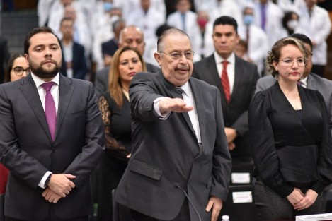 Gerardo Díaz Morales,titular de la Secretaría de Salud (SS) y los Servicios de Salud de Veracruz (Sesver),  compareció ante las diputadas Adriana Esther Martínez Sánchez y Anilú Ingram Vallines, presidenta y secretaria, respectivamente, de la Comisión de Salud y Asistencia de la LXVI Legislatura, con motivo de la glosa del Cuarto Informe de Gobierno.

