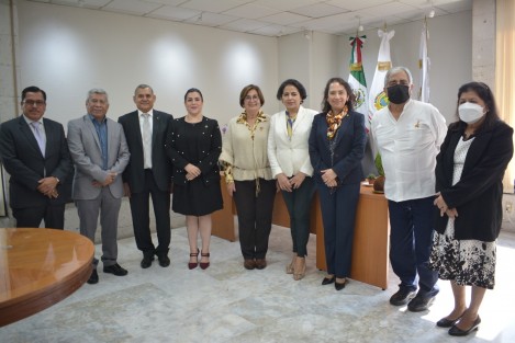 La presidenta de la Mesa Directiva de la LXVI Legislatura del estado, diputada Margarita Corro Mendoza, atendió, a una comitiva que, en representación del rector de la Universidad Veracruzana (UV) Martín Aguilar Sánchez, acudió a esta sede para ampliar detalles sobre los proyectos y programas de investigación implementados por la máxima casa de estudios de la entidad.