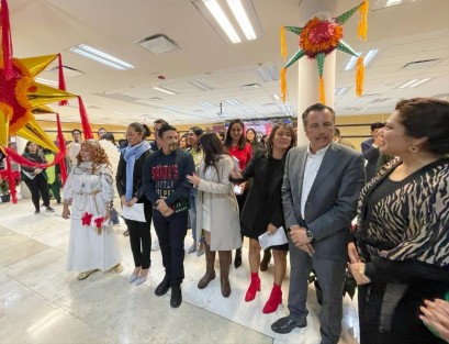 El gobernador del Estado, Cuitláhuac García Jiménez, asistió como invitado especial de la Presidenta del Tribunal Superior de Justicia y del Consejo de la Judicatura, Lisbeth Aurelia Jiménez Aguirre, al encendido del árbol de navidad en las instalaciones del Poder Judicial del Estado, también presentes funcionarios de gobierno y diputados locales.