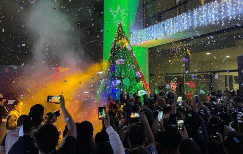El gobernador del Estado, Cuitláhuac García Jiménez, asistió como invitado especial de la Presidenta del Tribunal Superior de Justicia y del Consejo de la Judicatura, Lisbeth Aurelia Jiménez Aguirre, al encendido del árbol de navidad en las instalaciones del Poder Judicial del Estado, también presentes funcionarios de gobierno y diputados locales.