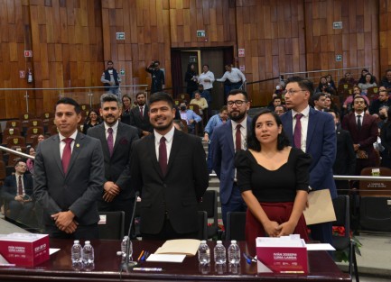 El titular de la Coordinación General Comunicación Social del Gobierno de Veracruz, Iván Joseph Luna Landa, compareció ante diputados del Congreso del Estado como parte de glosa del IV Informe de gobierno de Cuitláhuac  García Jiménez.