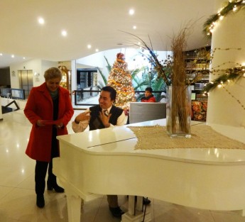 El Instituto Veracruzano de la Cultura, a través de la Galería de Arte Contemporáneo de Xalapa, invita a disfrutar del concierto Estampas de Navidad, a cargo del pianista Manuel Adrián Velázquez. El viernes 9 de diciembre a las 18:00 horas en el auditorio del recinto cultural.


