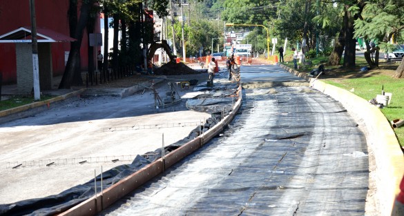 A paso muy lento continúan los trabajos de repavimentación de la Avenida Ruiz Cortines, Hoy comenzó la colocación de concreto hidráulico y por lo que observó  no se está considerando la reparación de drenaje pluvial.