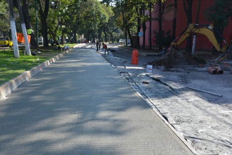 A paso muy lento continúan los trabajos de repavimentación de la Avenida Ruiz Cortines, Hoy comenzó la colocación de concreto hidráulico y por lo que observó  no se está considerando la reparación de drenaje pluvial.