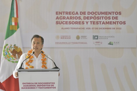 <em>Queremos seguir avanzando</em>, afirmó el gobernador tras expresar el gusto de estar en un municipio de reciente proyección nacional a partir del hallazgo de La joven de Amajac, pieza escultórica que representará a Veracruz en la Ciudad de México, además de alentar a la alcaldesa Blanca Lilia Arrieta Pardo en la tarea de lograr que su pueblo sea reconocido más allá de la producción de naranja.