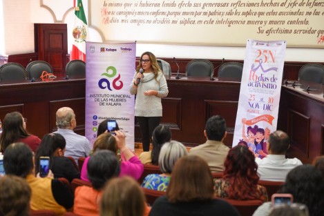 A través de la charla <em>Calladita no te ves más bonita</em>, Edurne Ochoa presentó la premisa y conclusión de que no por no hablar de las violencias o no visibilizarlas, éstas dejarán de pasar. Afirmó que sólo visibilizando el problema se puede cambiar. 

