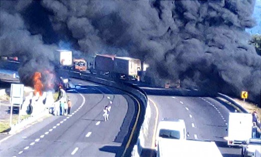 Un trailer cargado de combustible  se incendió sobre la carretera federal 140, en el kilómetro 40-41 entre Acajete y Las Vigas. Afortunadamente el conductor fue rescatado con vida.