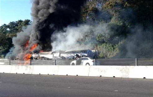 Un trailer cargado de combustible  se incendió sobre la carretera federal 140, en el kilómetro 40-41 entre Acajete y Las Vigas. Afortunadamente el conductor fue rescatado con vida.