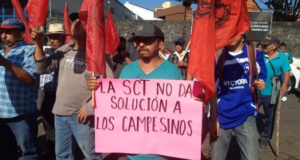 Antorchistas se manifestaron en las oficinas del Centro SCT. Exigen indemnización por los daños a sus parcelas que les causó la construcción del libramiento Xalapa-Perote, desde hace 12 años.   