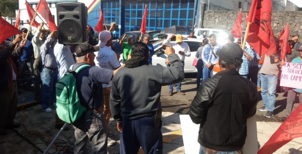 Antorchistas se manifestaron en las oficinas del Centro SCT. Exigen indemnización por los daños a sus parcelas que les causó la construcción del libramiento Xalapa-Perote, desde hace 12 años.   