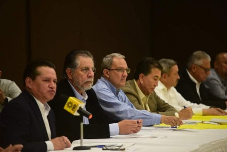 El ex líder nacional del PRD, Jesús Ortega Martínez, en visita a la Capital del Estado, se pronunció contra la reforma electoral propuesta por el presidente López Obrador. Lo acompañó Sergio Cadena, dirigente estatal. 