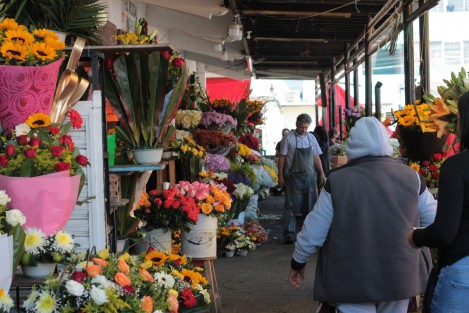 Quienes siempre agradecen a la Virgen de Guadalupe son los comerciantes de flores, ya que junto con el Día de las Madres, son las temporadas en que más venden, a su decir. 
