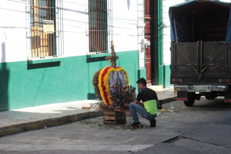 Quienes siempre agradecen a la Virgen de Guadalupe son los comerciantes de flores, ya que junto con el Día de las Madres, son las temporadas en que más venden, a su decir. 
