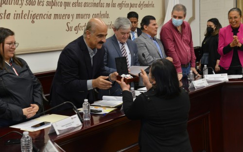 En Sesión Solemne de Cabildo encabezada por el presidente municipal Ricardo Ahued Bardahuil, se reconoció a los alumnos más destacados de la Benemérita Escuela Normal Veracruzana Enrique C. Rébsamen generación 2018-2022, quienes recibieron las  preseas Manuel R. Gutiérrez, Juan de la Luz Enríquez, al Mérito académico y Rafael Ramírez Castañeda.

