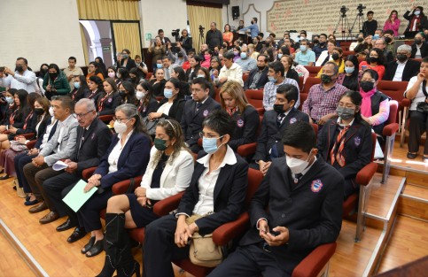 En Sesión Solemne de Cabildo encabezada por el presidente municipal Ricardo Ahued Bardahuil, se reconoció a los alumnos más destacados de la Benemérita Escuela Normal Veracruzana Enrique C. Rébsamen generación 2018-2022, quienes recibieron las  preseas Manuel R. Gutiérrez, Juan de la Luz Enríquez, al Mérito académico y Rafael Ramírez Castañeda.

